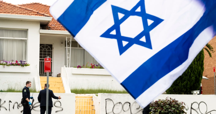352422800a94d0b0ff865bce589b8135aae1da15 The flag of Israel, raised in solidarity with Jewish Australians, billows in front of a house in the Sydney suburb of Maroubra, which was vandalised with antisemitic graffiti on Thursday.